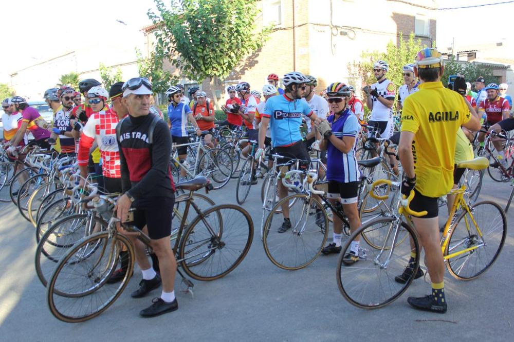 Imagen: Imagen de los participantes concentrados antes de la salida de la ruta cicloclásica.