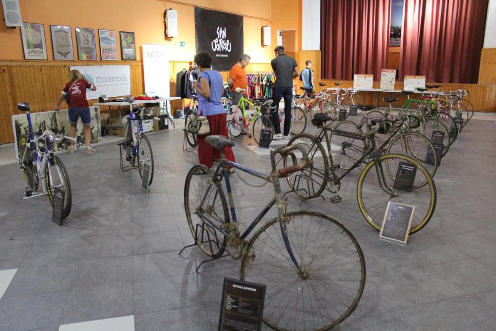Imagen: La actividad ha incluido una exposición de bicicletas clásicas de competición pertenecientes a la colección del turolense David Martín