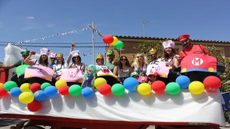 Imagen Animado desfile de carrozas en Frula