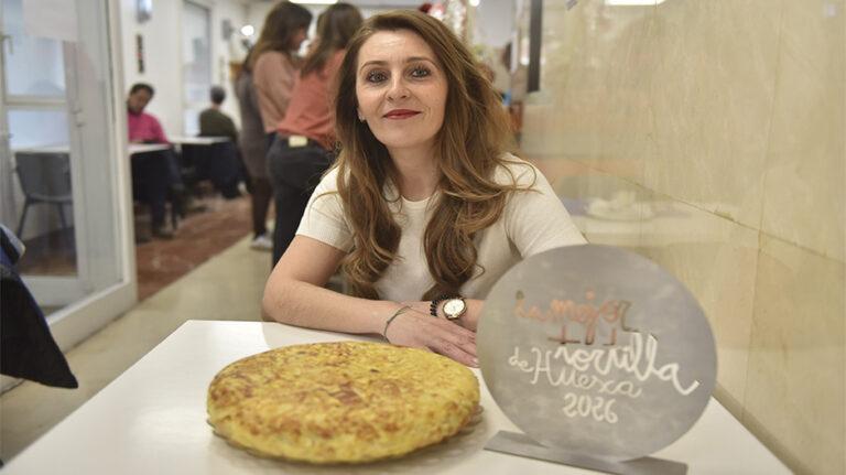 Imagen Lavinia Bibán, vecina de Frula, gana el premio a la mejor tortilla de patata de Huesca