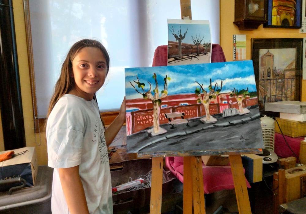 Imagen: La joven dio los últimos retoques al cuadro en el estudio de la pintora local María José Chinestra.